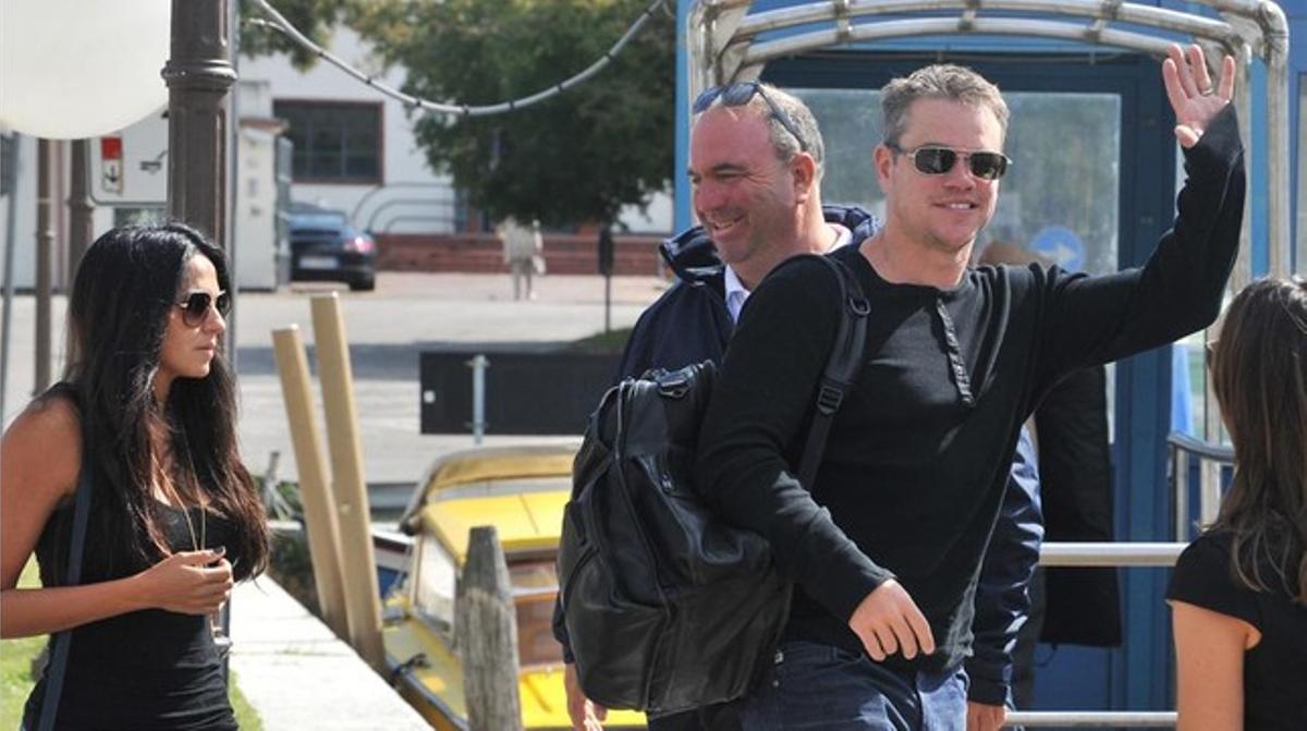 Matt Damon i la seva dona Luciana Barroso arriben al Lido de Venècia. AP / Luigi Costantini