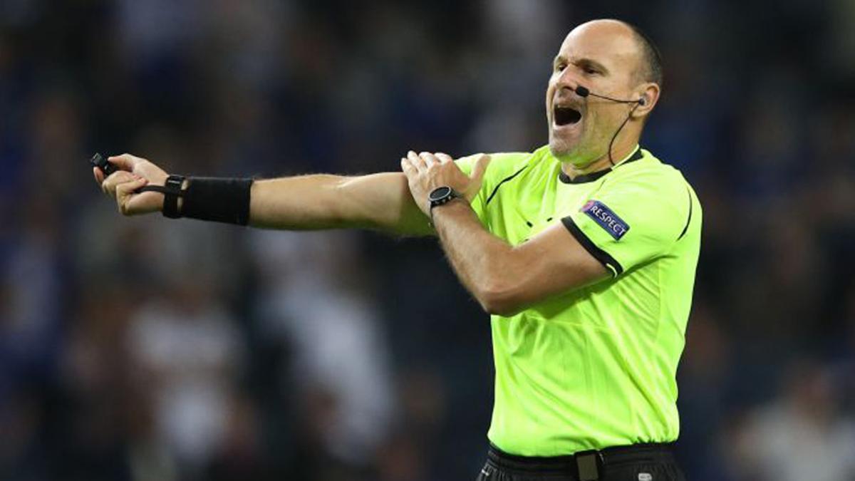 Mateu Lahoz, durante un partido internacional