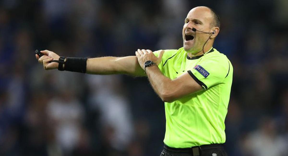 Mateu Lahoz, durante un partido internacional