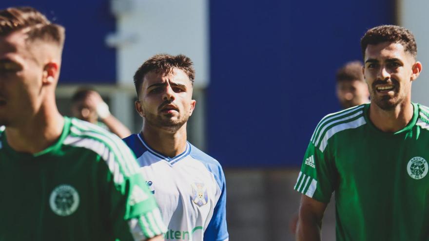 Cacho, jugador de Tenerife B, en un momento del partido ante el Arucas. | | CD TENERIFE