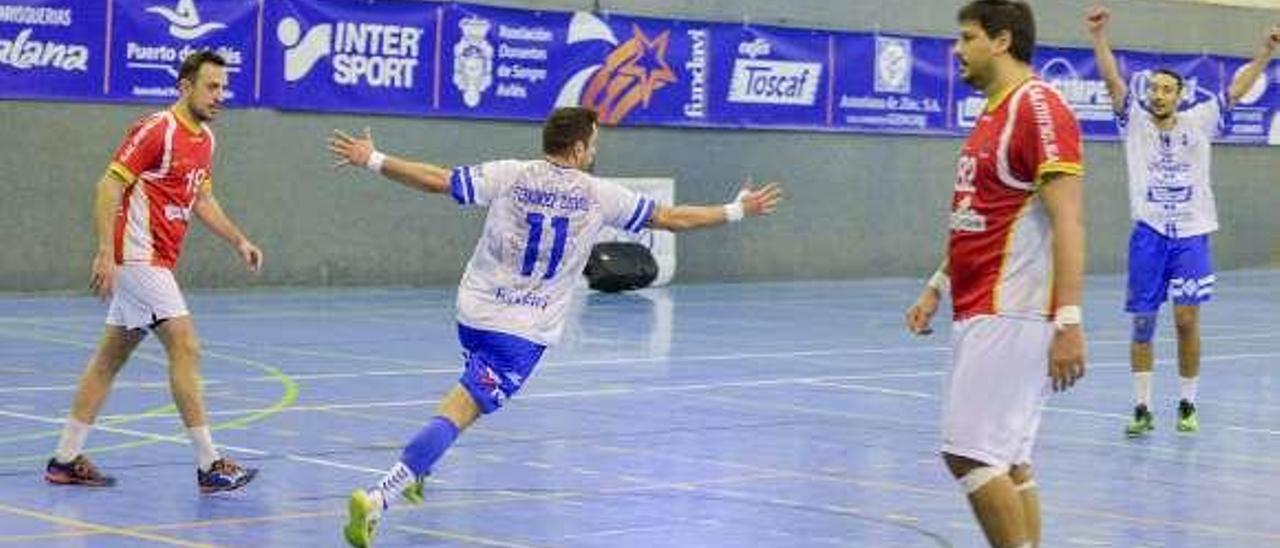 Cuevas celebra un gol en el pasado encuentro contra el Pinto.