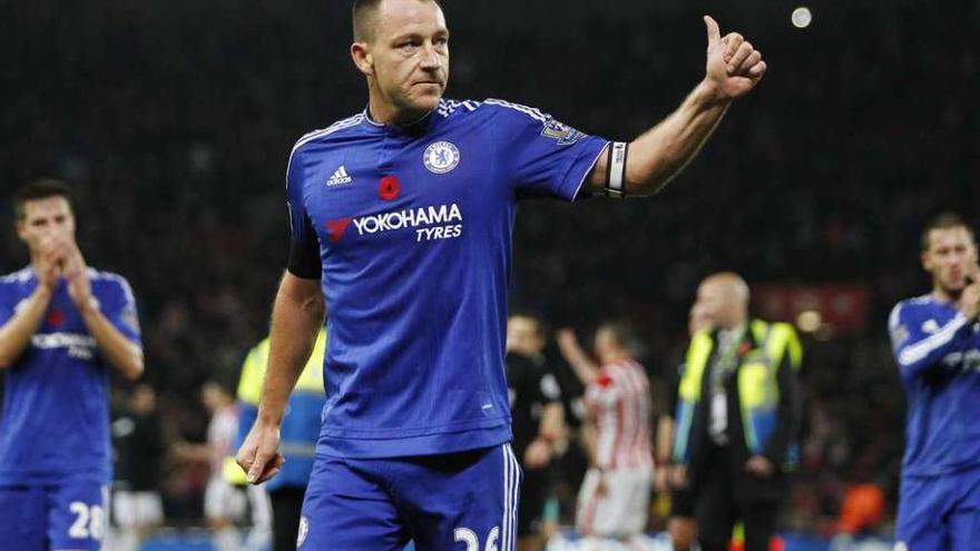 Terry saluda a los hinchas a la conclusión del partido de ayer. // Reuters