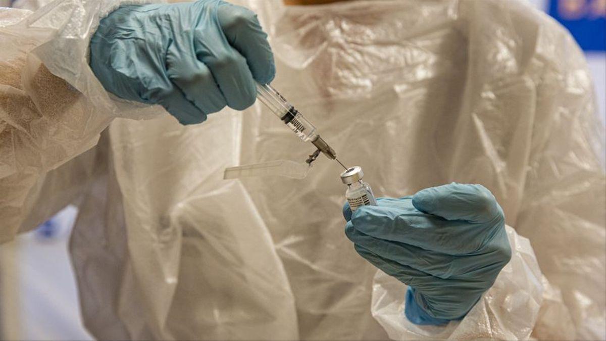 Un juez obliga a Sanidad a vacunar &quot;sin demora&quot; al personal de la privada