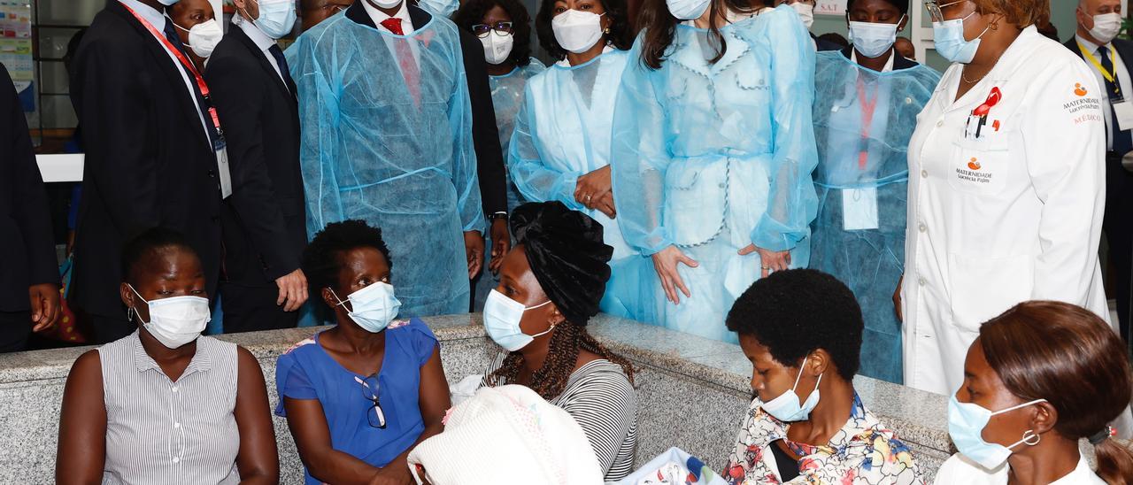 La reina visita una maternidad en Luanda (Angola) acompañada de la primera dama del país