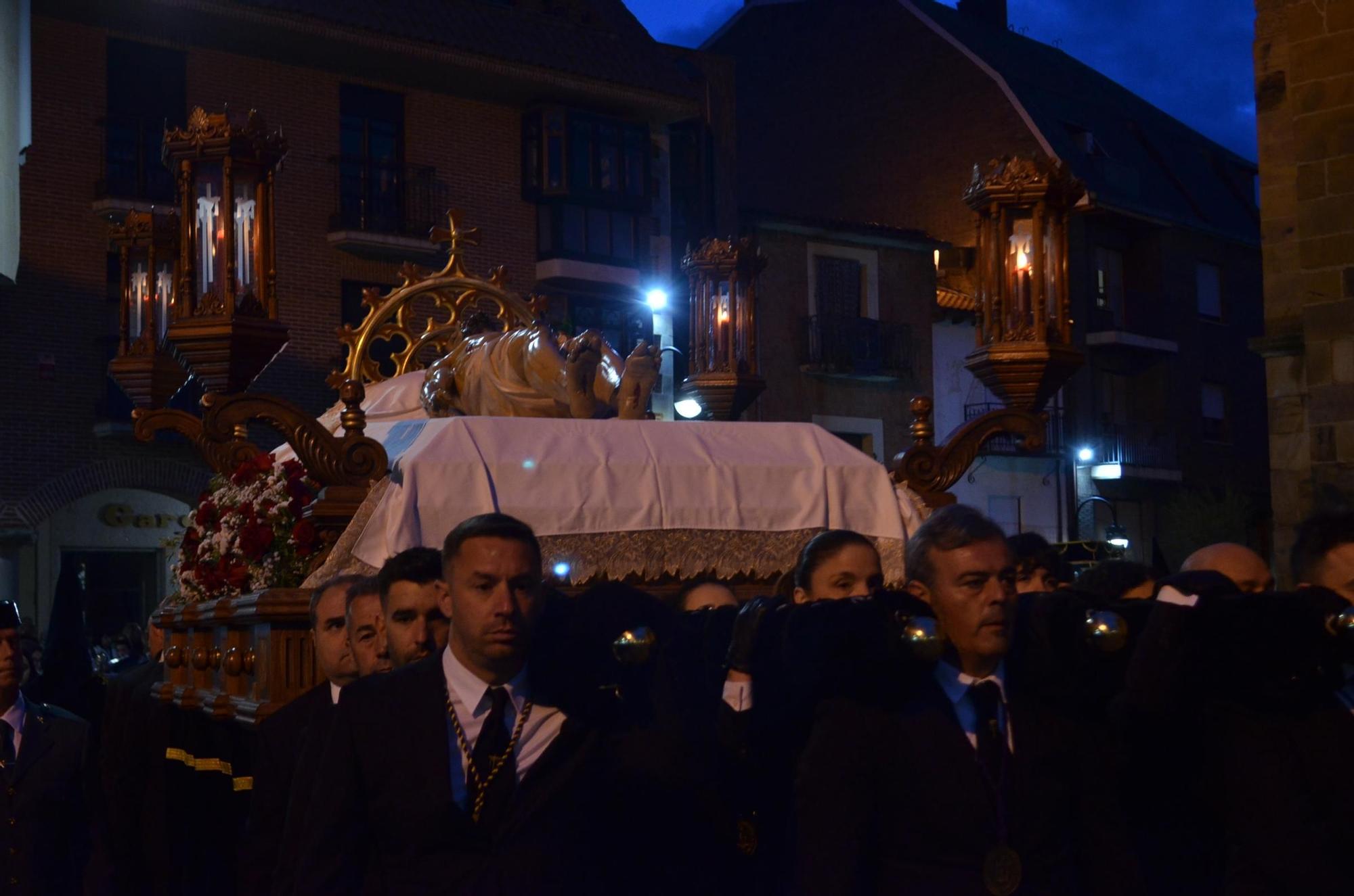 GALERÍA | Procesión del Santo Entierro de Benavente, en imágenes