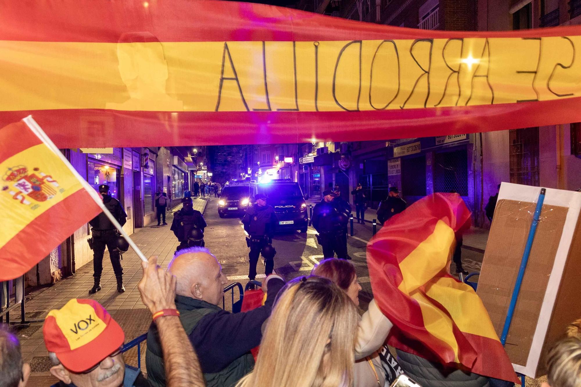 Concetración contra la amnistía en la sede del PSOE de Alicante