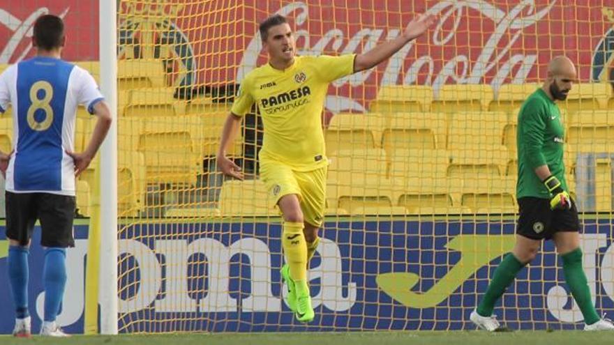 Carlos López, «Carlitos», celebra uno de los dos goles que le marcó al Hércules hace un mes con el Villarreal B.