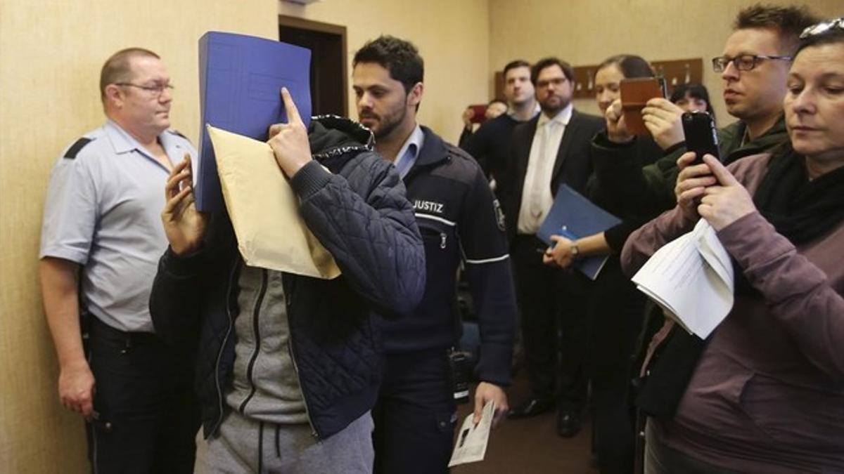 Un acusado se cubre el rostro en los juzgados de Colonia, a su llegada a la vista, este miércoles.