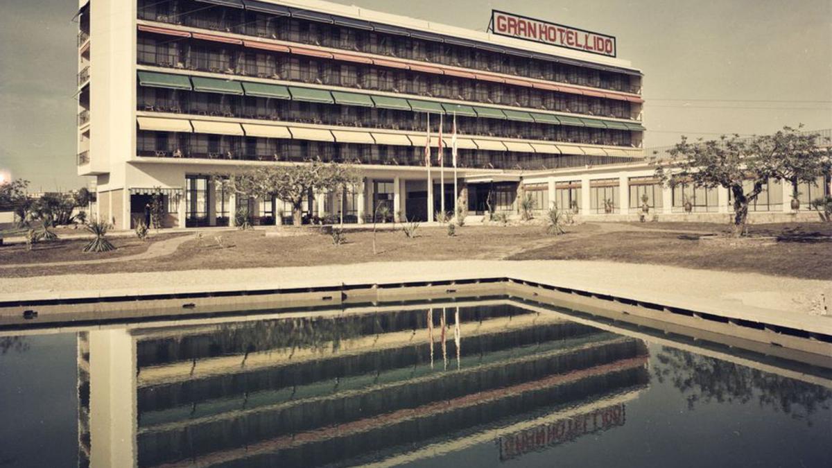 Piscina y hotel Lido, en una imagen de los años 70. | DESFILIS