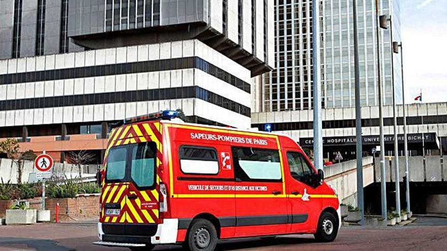 Una ambulància arribant a l&#039;hospital de Bitchat, a París, on un turista xinès va morir a causa del Covid-19