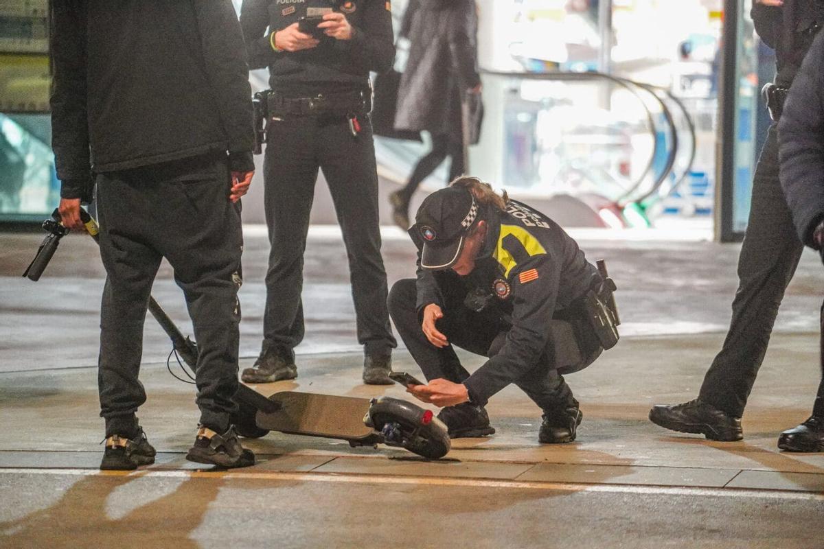 Control de patinetes en el barrio de Can Vidalet, en Esplugues de Llobregat