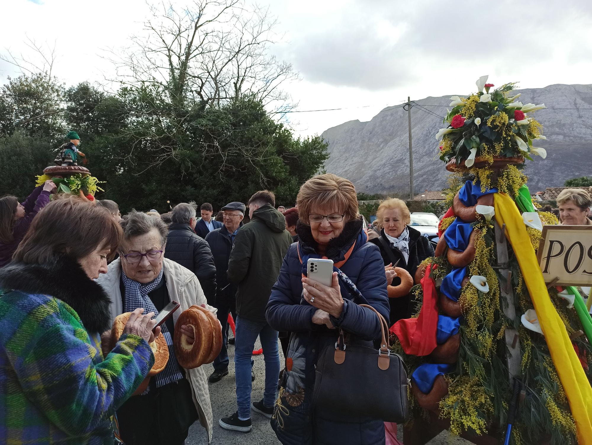 En Posada de Llanes, los panes del ramu vuelan por La Candelaria: "Hay que andar rápido"