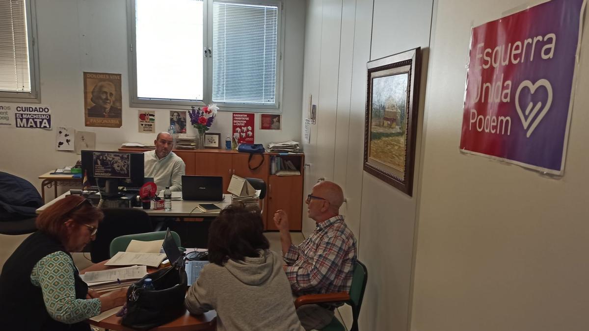 Voluntarios de EU atienden a una vecina en el despacho municipal
