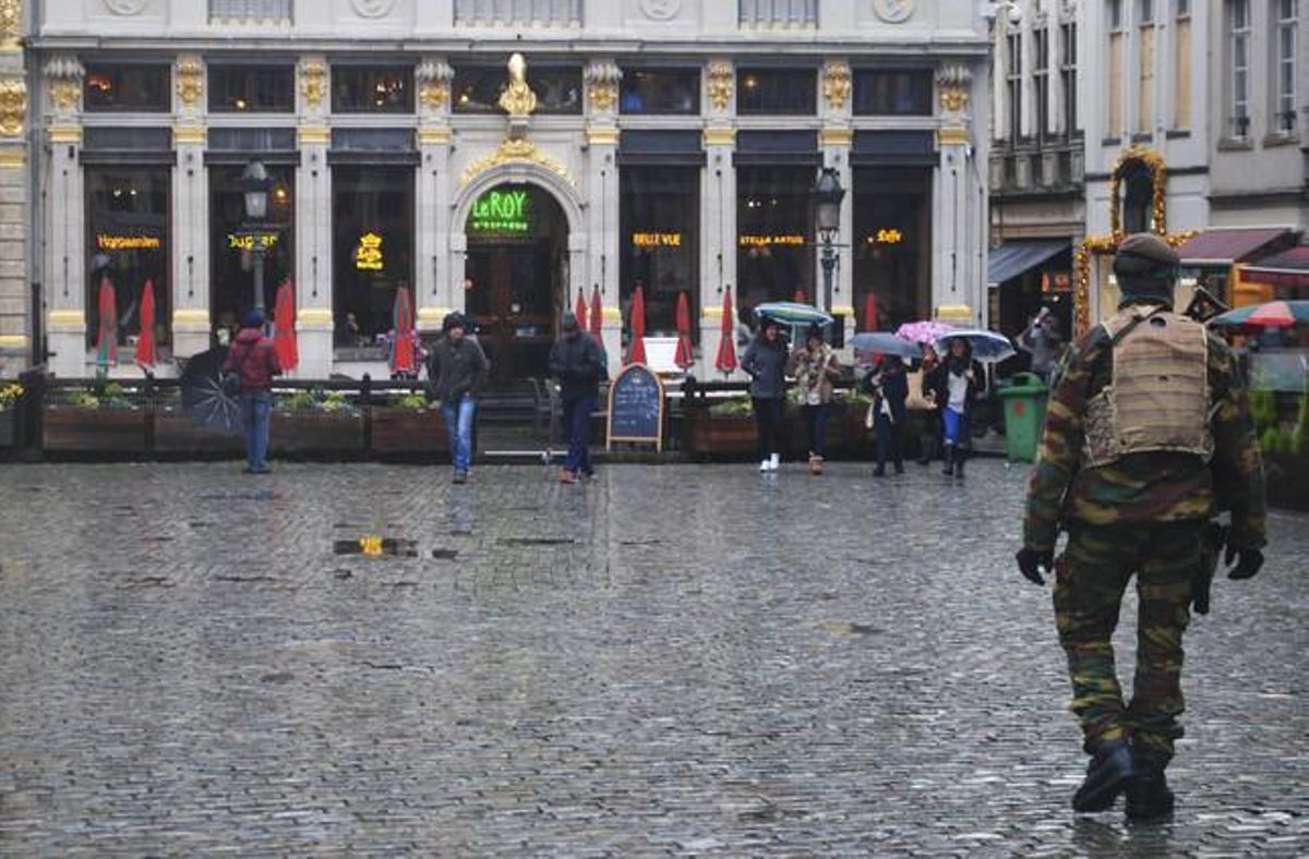 L’exèrcit belga custodia els principals carrers de Brussel·les, que ha quedat paralitzada amb l’alerta terrorista.