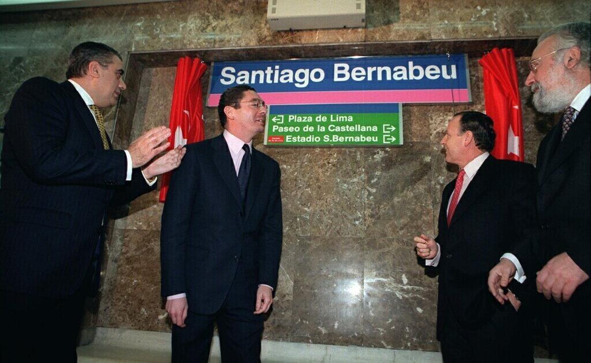 Alberto Ruiz Gallardón, en la estación de Santiago Bernabéu.