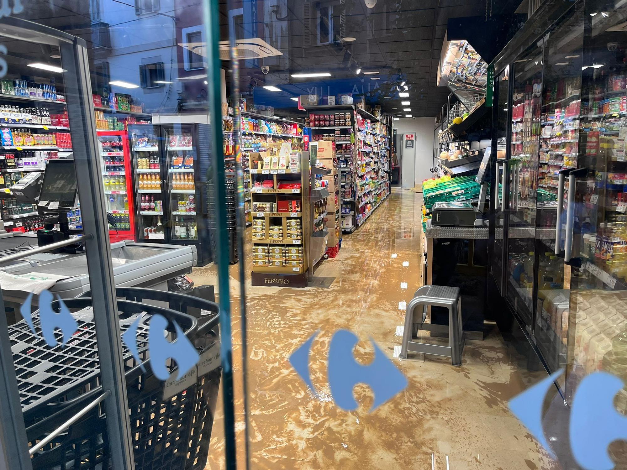 La rotura de una tubería inunda la calle Olmos