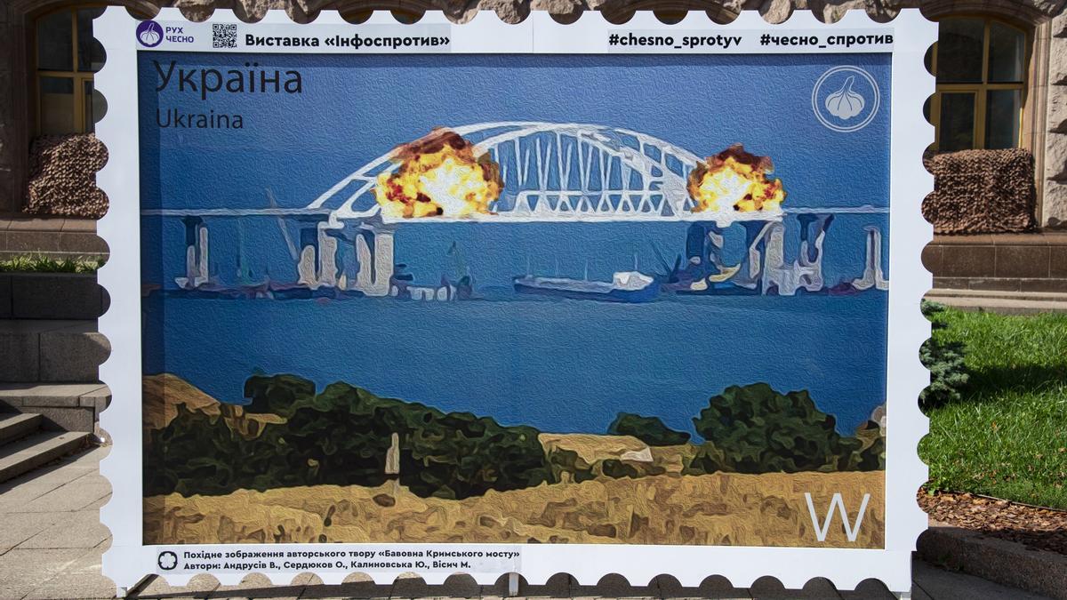 Una ilustración muestra en Kiev la destrucción parcial del puente de KErch, en Crimea