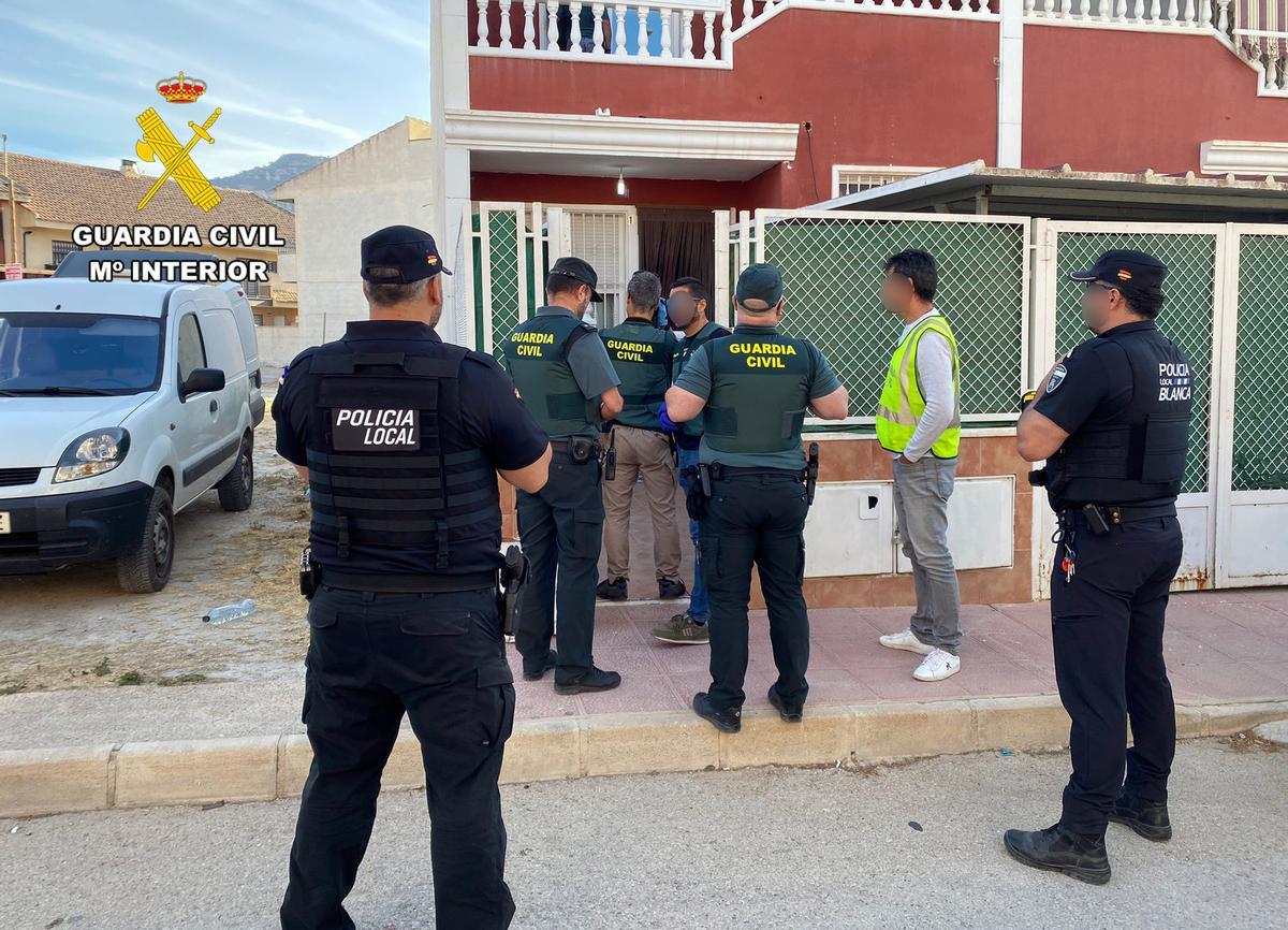 Investigadores de la Guardia Civil y la Policía, en una de las entradas y registros.