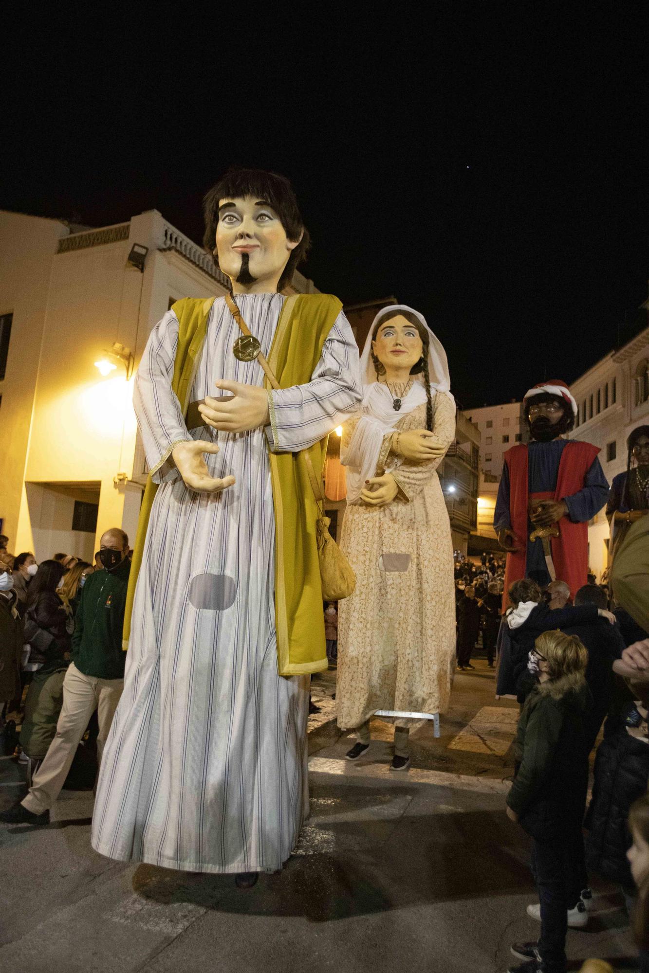 Ontinyent se vuelca en la "retreta" y el desfile de "Gegants i Cabets" por las fiestas de la Purísima