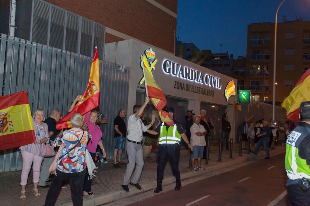 Concentración para apoyar a la Guardia Civil