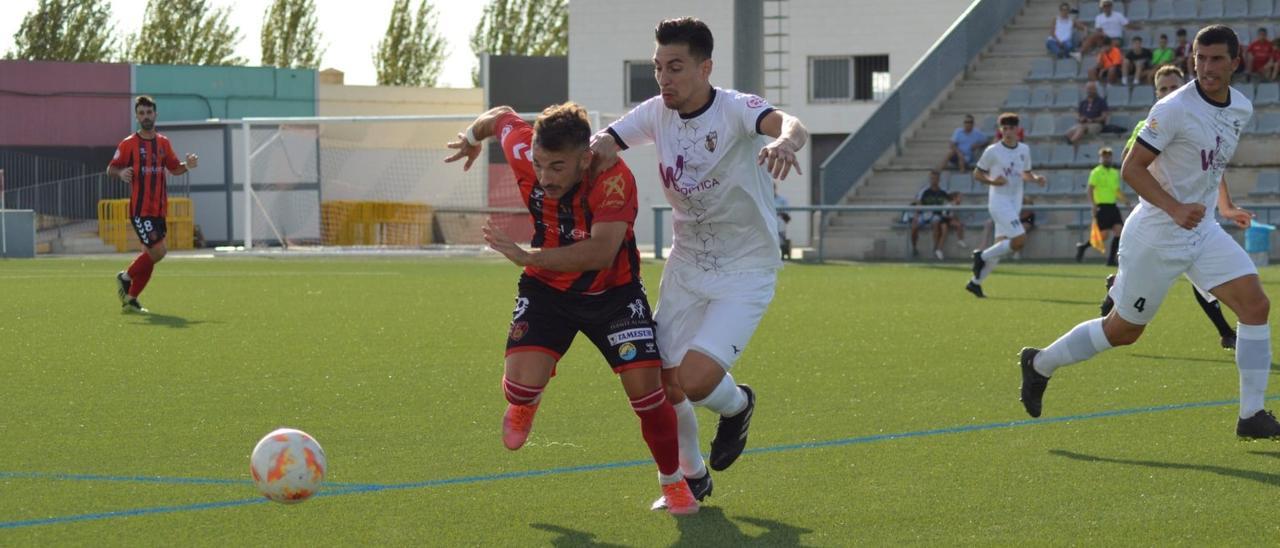 Lance del pasado derbi entre el Salerm Puente Genil y el Pozoblanco, en el Manuel Polinario.