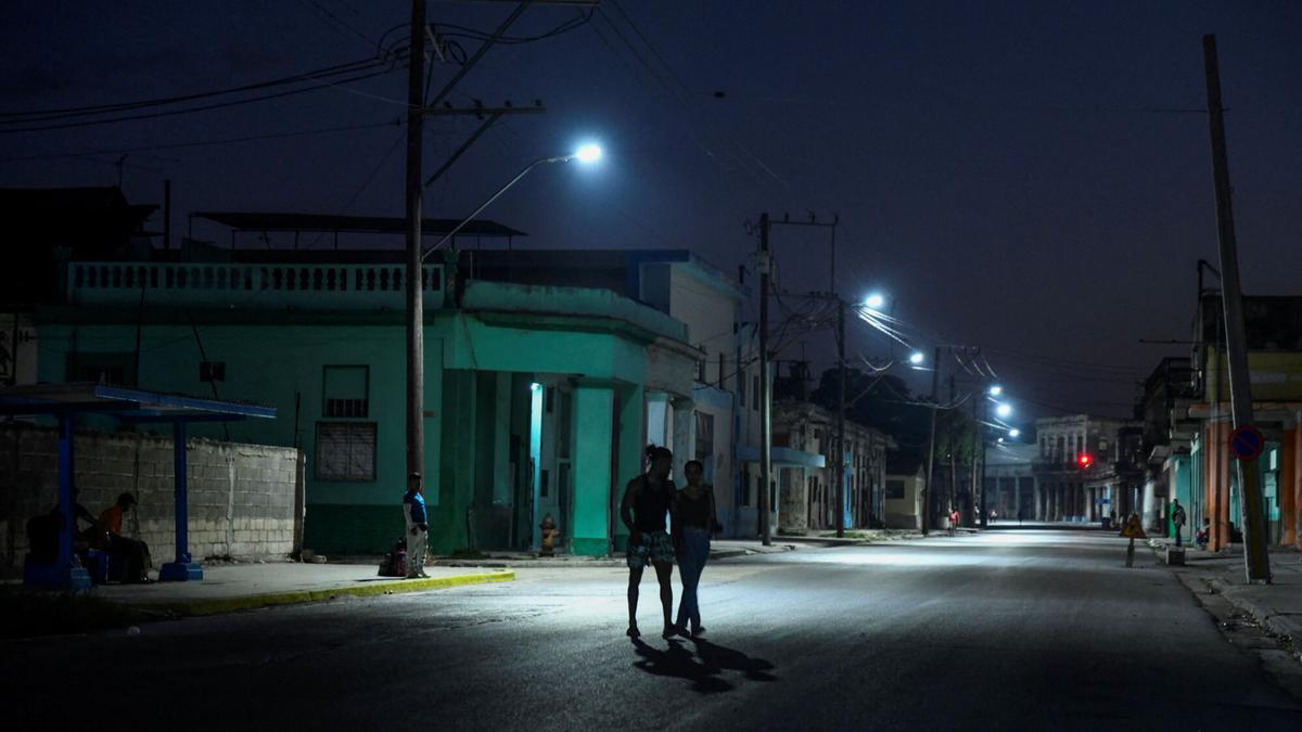 Dos personas caminas por las calles de La Habana en pleno apagón