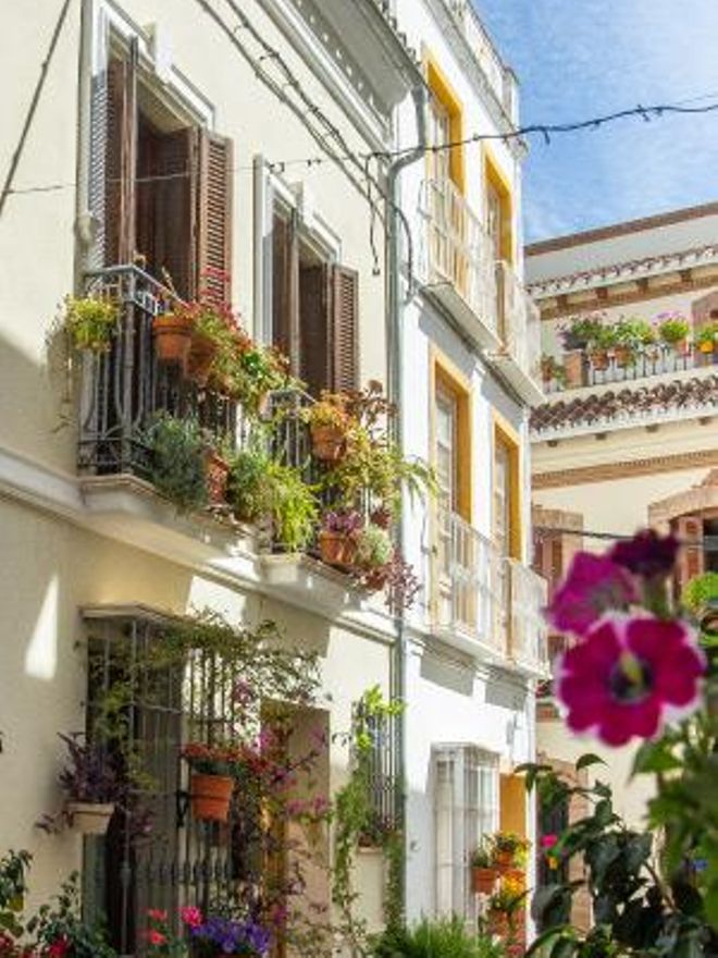 Las blancas calles de Coin lo convierten en un destino de película