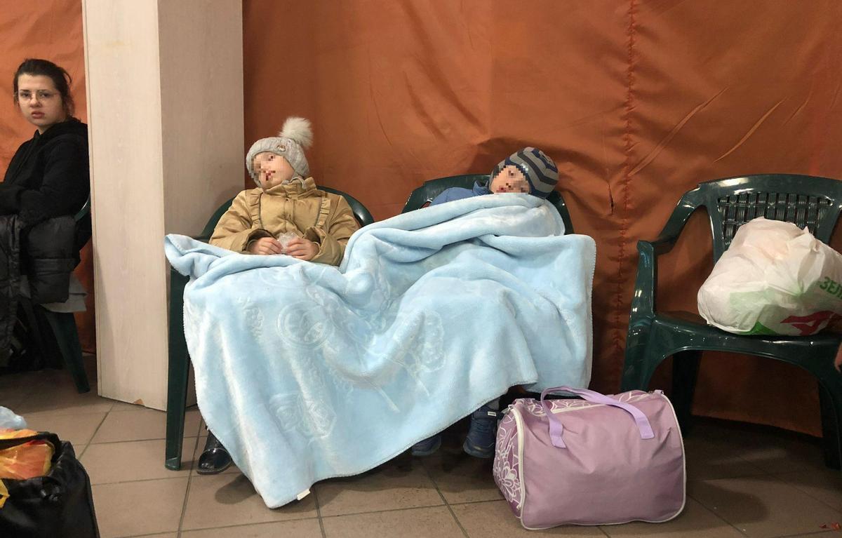 Dos niños duermen en el polideportivo de Chelm, reconvertido en centro de acogida de refugiados ucranianos. 