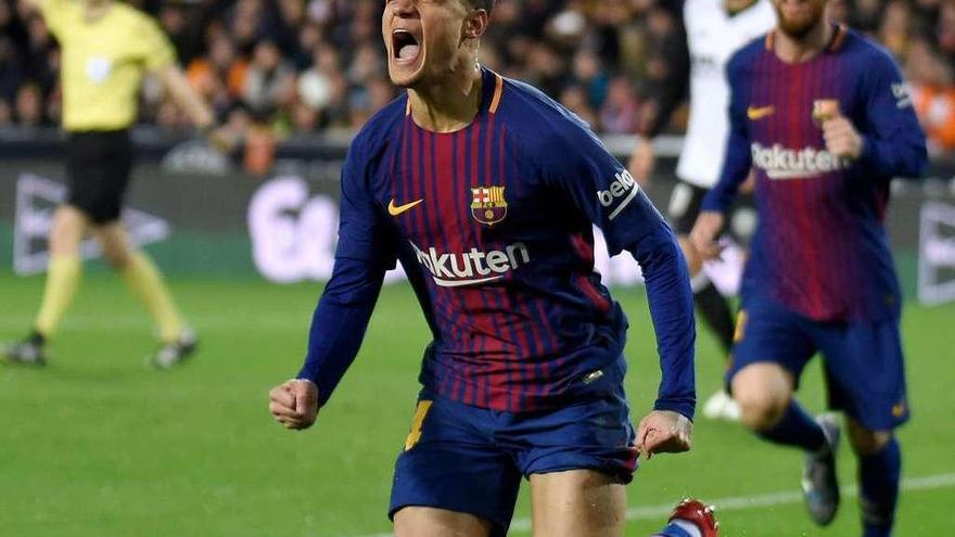 Coutinho celebra el primer tanto logrado por el Barcelona ante el Valencia ante la atenta mirada de Messi.