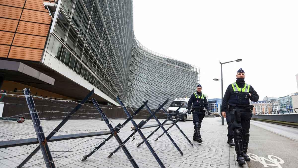 Brussel·les intenta segellar la ciutat per impedir l’arribada del «comboi de la llibertat»