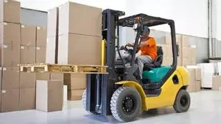 Asier, carretillero de noche: "Trabajo entre palés a 8 metros mientras todos duermen"