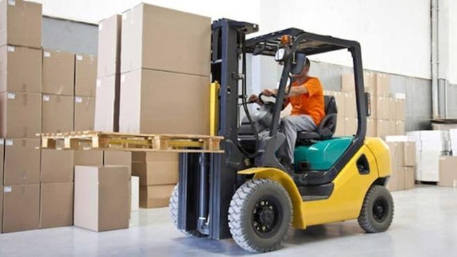 Asier, carretillero de noche: "Trabajo entre palés a 8 metros mientras todos duermen"