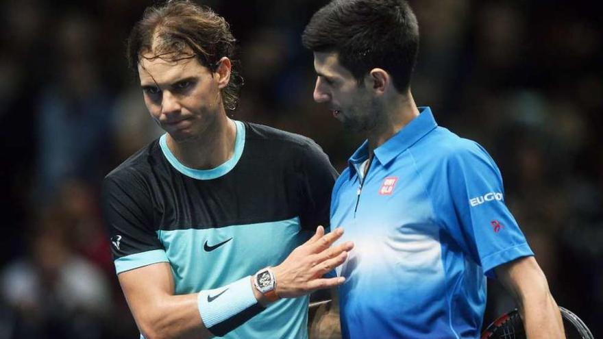 Nadal, cariacontecido, felicita a Djokovic al final del partido.