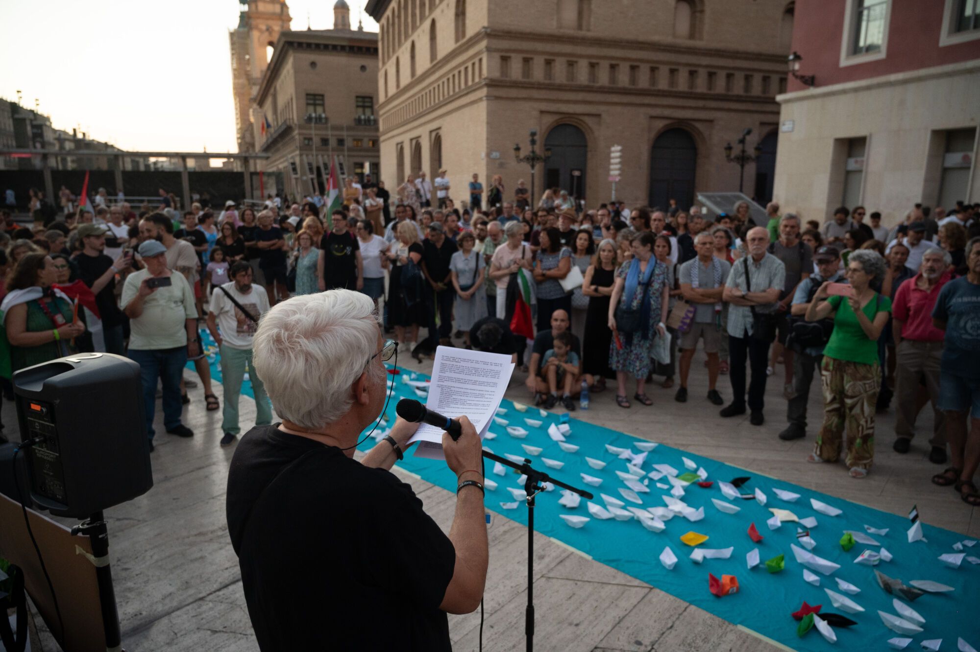En imágenes | Decenas de barcos de papel surcan la plaza de La Seo para solidarizarse con la flotilla a Gaza