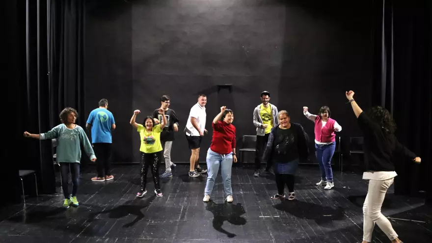 Persones amb discapacitat intel·lectual del Bages pugen a l'escenari: "El teatre reforça l'autoestima"