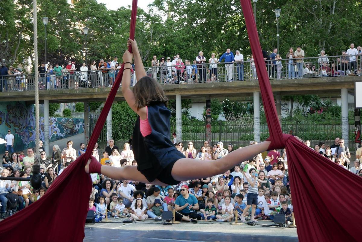 En imágenes | El Festival de Circo Social llena de acrobacias el barrio de San José En imágenes | El Festival de Circo Social llena de acrobacias el barrio de San José