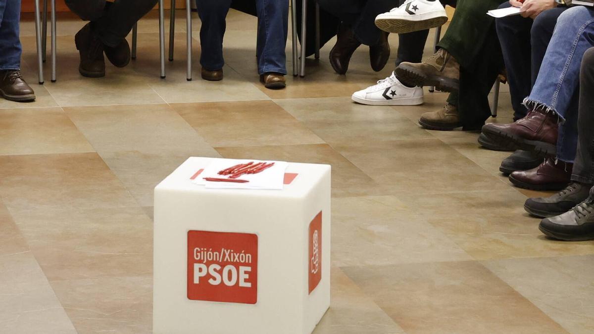 Un cubo de marketing del PSOE de Gijón.