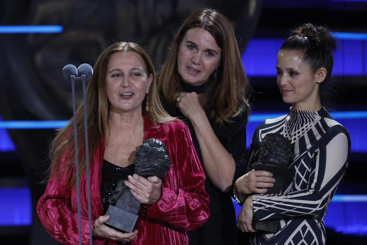 El equipo de maquillaje y peluquería de ´La sociedad de la nieve´, Ana y Belén López Puigcerver y Montse Ribé, tras recibir el Goya