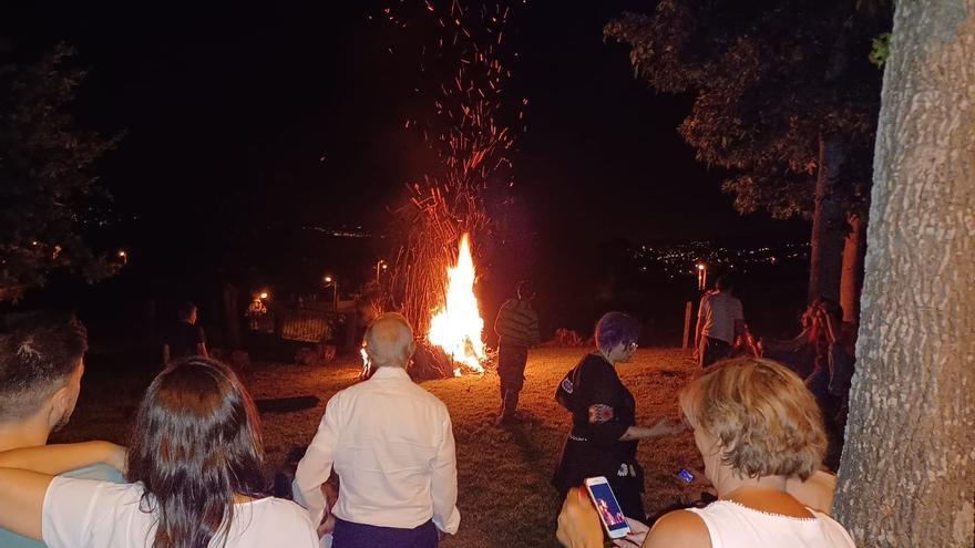 La noche de San Xoán en Bueu: la playa de Banda do Río y el parque de Xexide