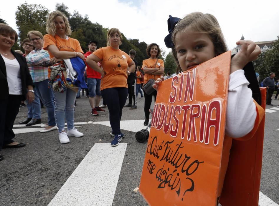 Los trabajadores de Vesuvius marchan a pie desde la fábrica de Riaño hasta la Junta