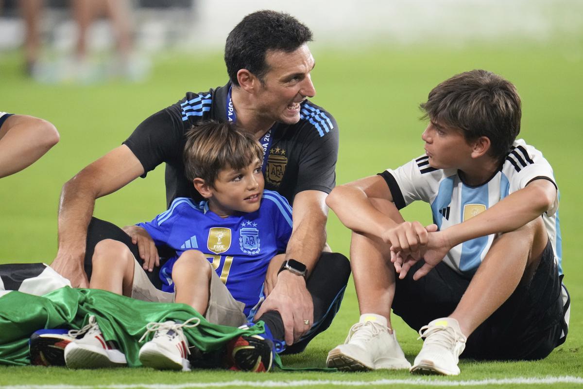 Argentinas coach Lionel Scaloni celebrates with his sons Ian and Noah after his team defeated Colombia in the Copa America final soccer match in Miami Gardens, Fla., Monday, July 15, 2024. (AP Photo/Julio Cortez) / EDITORIAL USE ONLY/ONLY ITALY AND SPAIN
