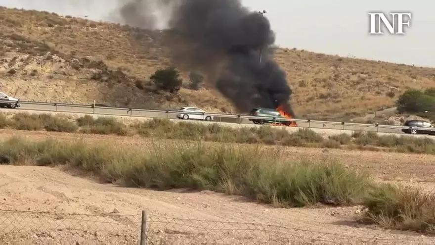 Incendio de un vehículo en la A-70 sentido Valencia, cerca de la salida a Mercalicante