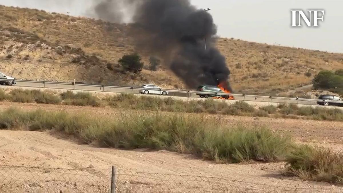 Incendio de un vehículo en la A-70 sentido Valencia, cerca de la salida a Mercalicante