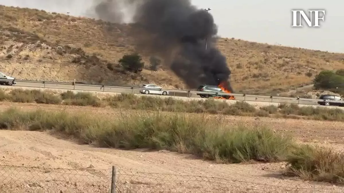 El incendio de un vehículo provoca retenciones de hasta cuatro kilómetros en la A-70 en Alicante