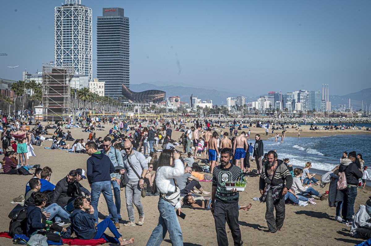 Los barceloneses acuden en masa a las playas de la ciudad para disfrutar del último día primaveral antes de la llegada del frío
