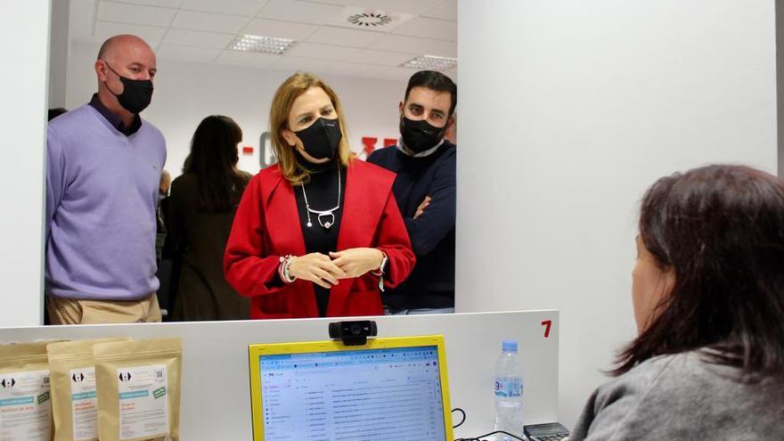 La concejala Pilar Bernabé ha visitado la nueva sede de Co-Crea-Te en la avenida Herrmanos Maristas junto a directivos de Valencia Activa.