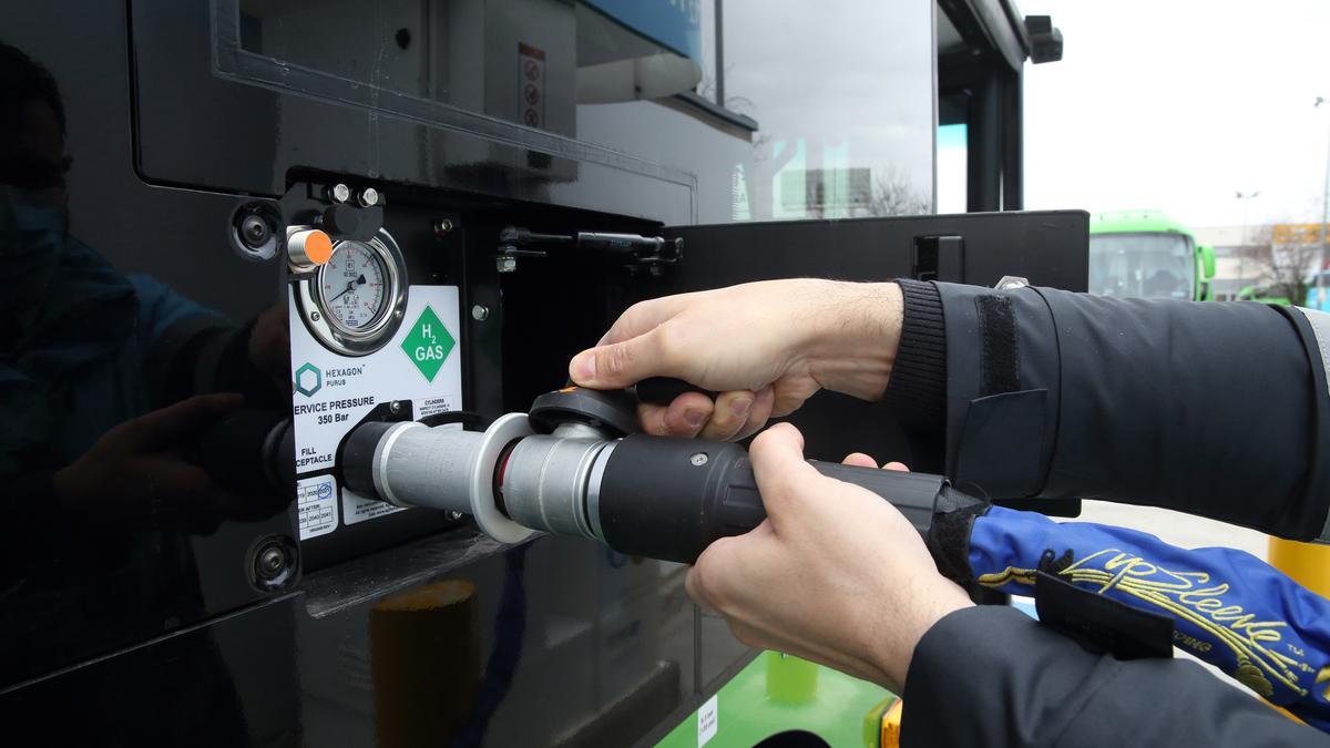 Detalle de la carga del autobús de hidrógeno de Alsa.