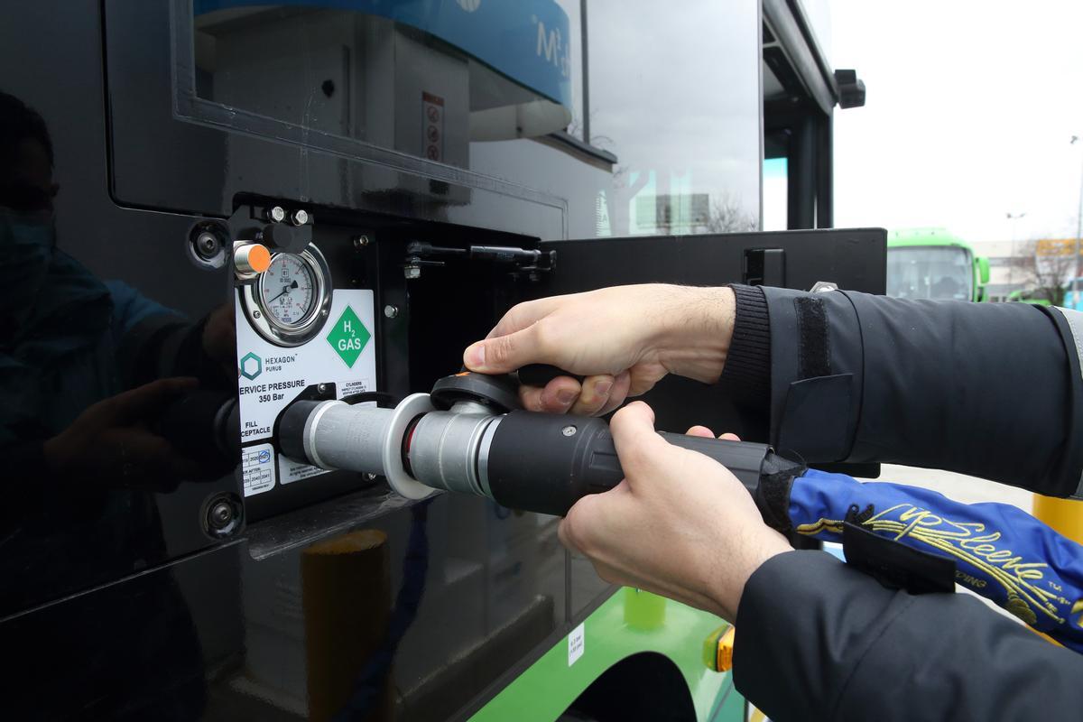 Detalle de la carga del autobús de hidrógeno de Alsa.