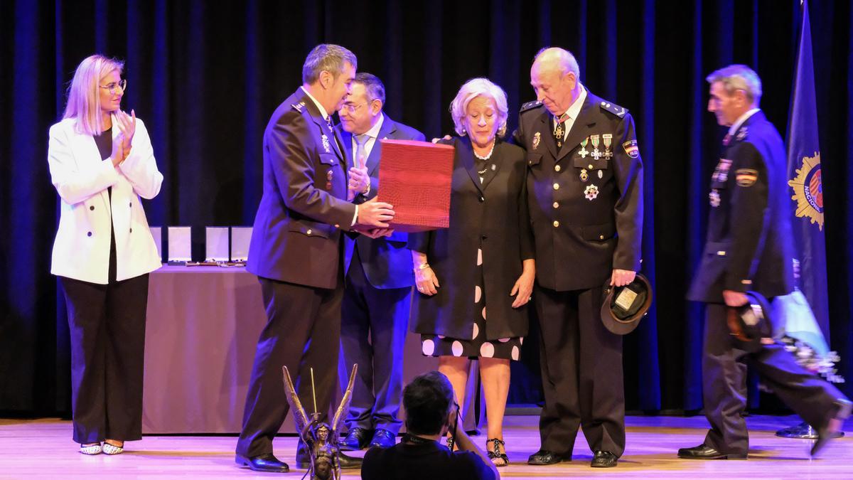 Condecoraciones y distinciones en la festividad patronal de la Policía Nacional de Elda-Petrer.