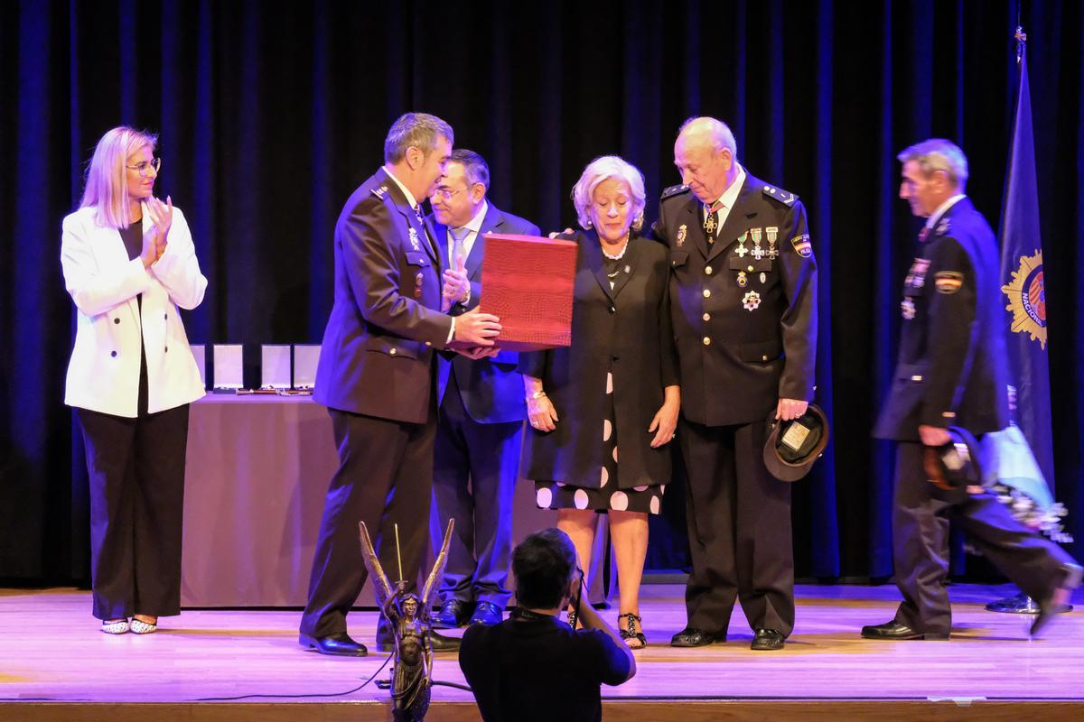 Condecoraciones y distinciones en la festividad patronal de la Policía Nacional de Elda-Petrer.